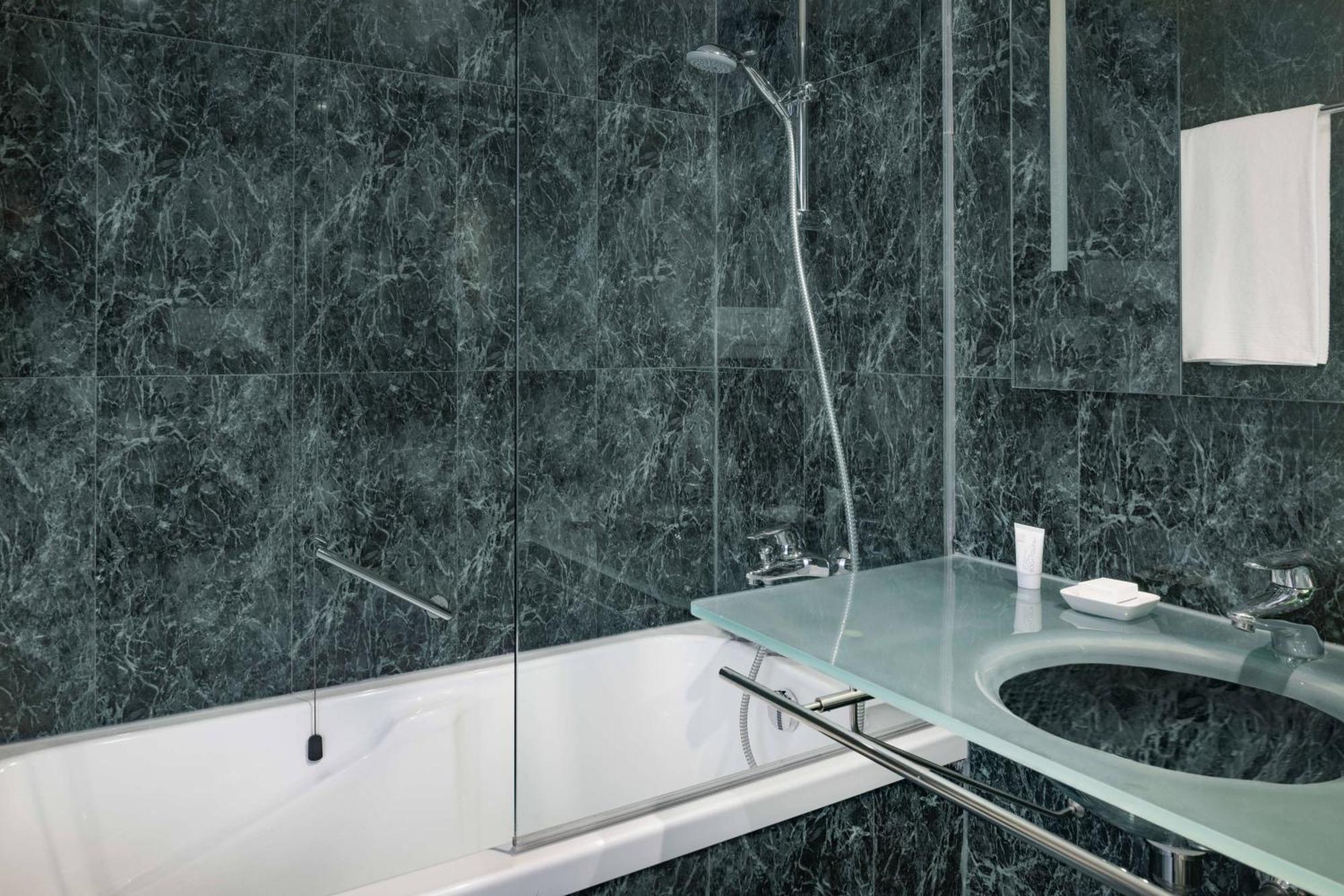 Ac Hotel Genova By Marriott Bagian luar foto